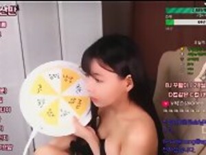Beautiful Korean Girlfriend With Cute Face Hot Blowjob [personal video]